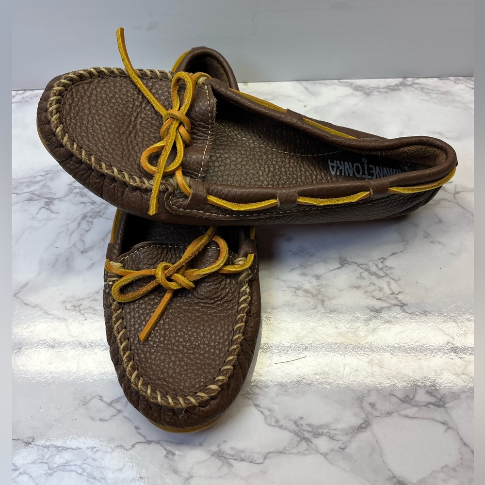 Minnetonka Brown Leather Moccasins Loafers Sz 6 Yellow Lace Rubber Sole